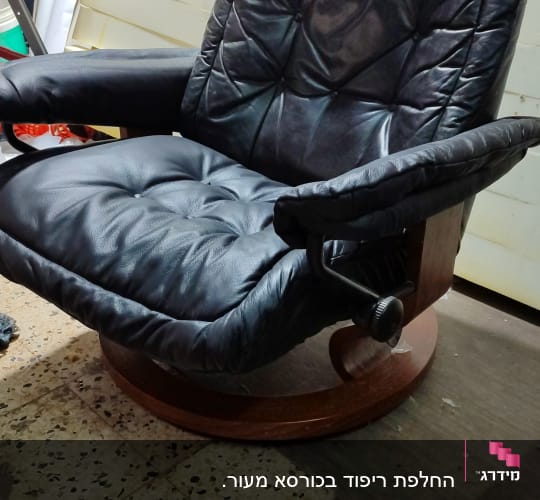 כיסא עור מרופד עם בסיס עץ